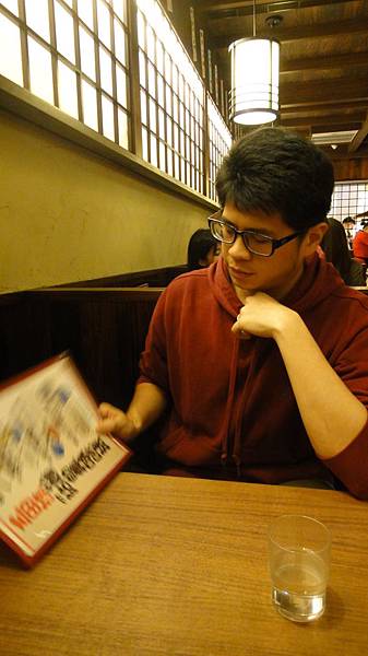 很幸運坐到桌子而不是吧檯~