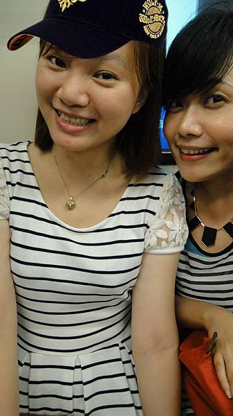 因為病美人很瘦氣色又很好~所以幫她把塌瀏海遮起來