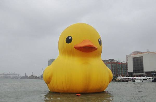 個人意見說"基隆的小鴨，在工業化的背景，雨霧濛濛的天氣下，一個巨大的黃色小鴨停在海上，充滿超現實與童趣的奇異美感"