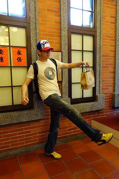 兩點之前先去台灣故事館走走~有人很騷包買了黃鞋子!!