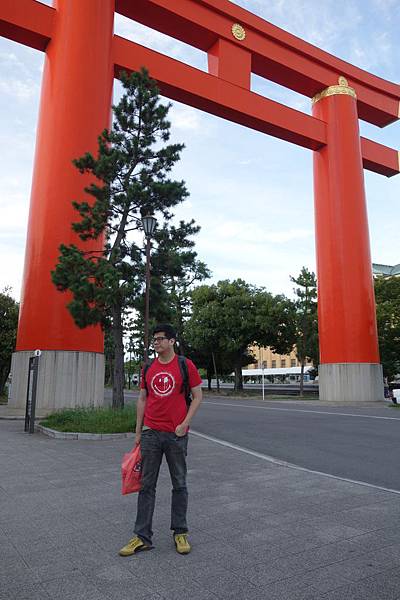 京都自助 岡崎公園 幽靜莊嚴的平安神宮 巨大鳥居空無一人 Bittersweet Symphony 跟著黑羊遛小孩 痞客邦 京都自助 岡崎公園 幽靜莊嚴的平安神宮 巨大鳥居空無一人 Bittersweet Symphony 跟著黑羊遛小孩 痞客邦
