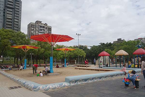 大安森林公園賞花野餐遛小孩 捷運五號出口就是超大兒童遊樂區 有恐龍溜滑梯 大沙坑 寶寶盪鞦韆跟迷你蹺蹺板 Bittersweet Symphony 跟著黑羊遛小孩 痞客邦