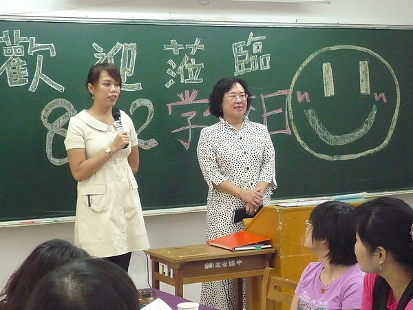 99.9.18學校日薛佩蒂會長和各班家長互動良好.JPG