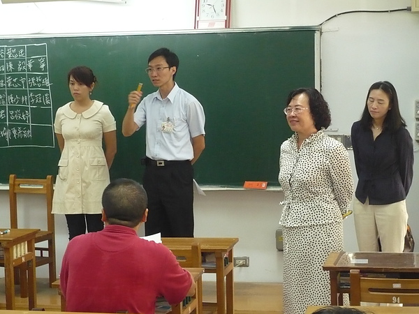 99.9.18遇中興主任主辦學校日向家長說明冷氣基金事宜.JPG