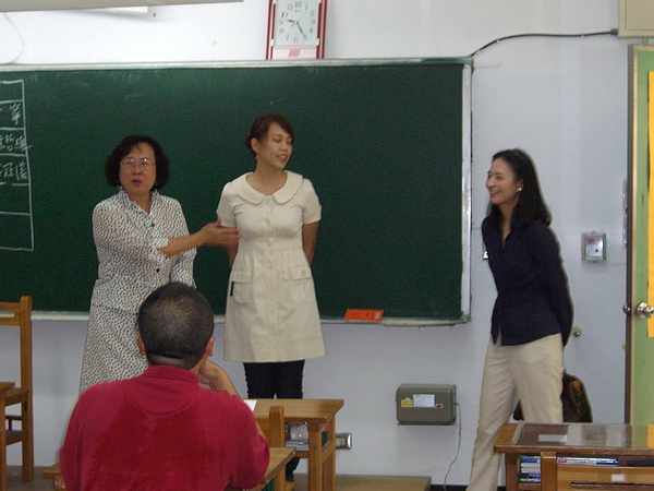 99.9.18薛佩蒂會長和林佩樺副會長代表參加學校日歡迎家長.JPG