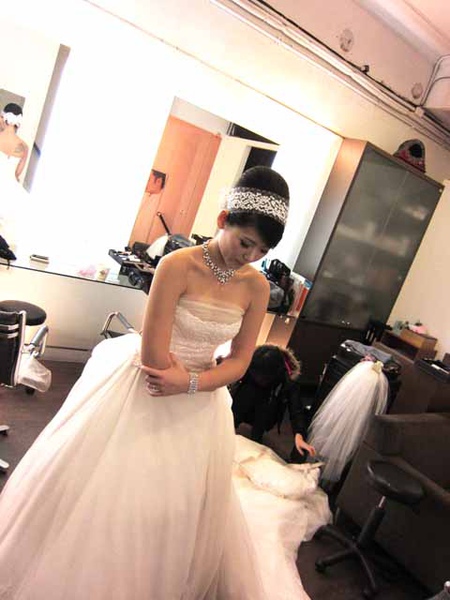 看到沒看到沒？？裙襬超長