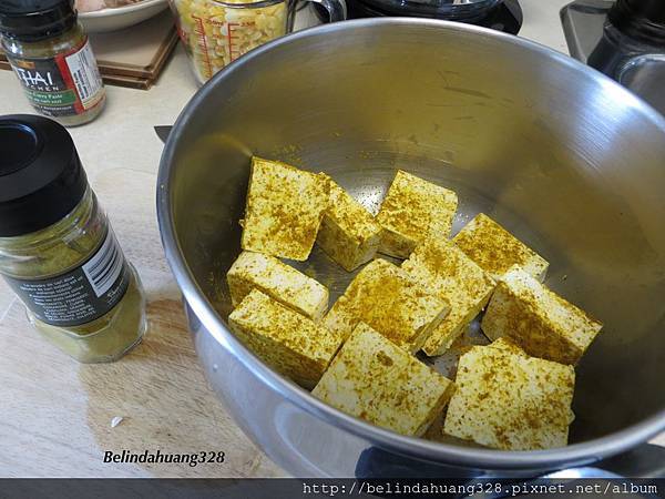 豆腐用咖哩粉醃製