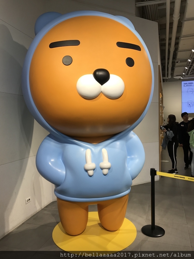 遊 分享 韓國首爾 弘大 弘大潮聖kakao Friends旗艦店 Ryan Cafe 可愛到搾乾你錢包的韓國國民卡通 Bellaaaaa17 痞客邦