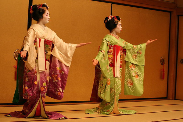 800px-Japan-Kyoto-Geisha.jpg