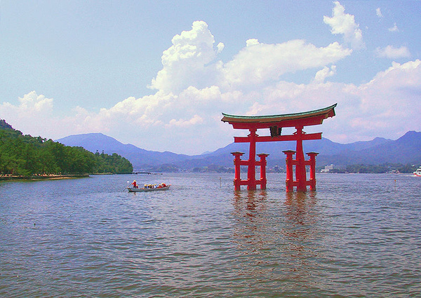 800px-Itsukushima_torii_distance.jpg