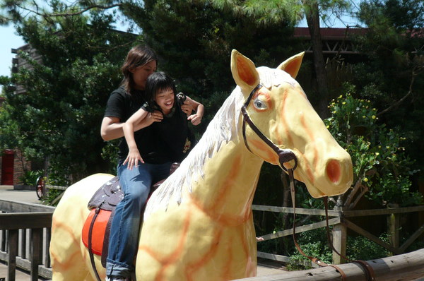zero帶小朋友騎馬馬