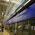 搭香港機場小電車，很空