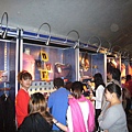 觀眾熱烈的逛著