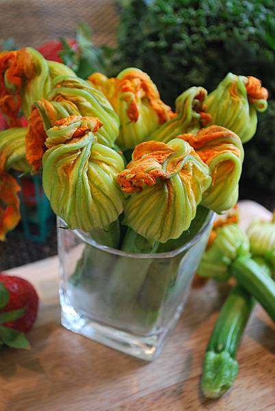 免炸起司鑲黃金櫛瓜花 Crispy Baked Zucchini Flowers Stuffed w/ Cheese