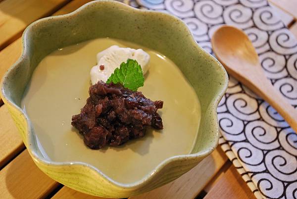 抹茶豆漿奶酪佐自製蜜紅豆 Matcha Soymilk Panna Cotta w/ Sweet Red Beans