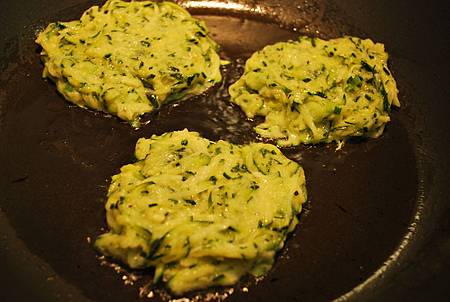 放學後點心時間：義大利櫛瓜煎餅兩吃 Zucchini Fritters