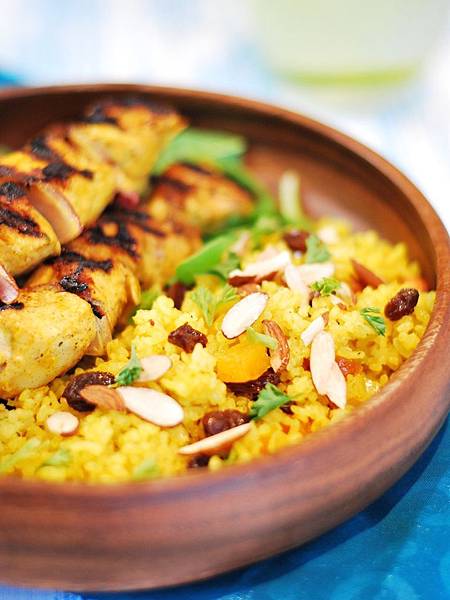 當吃膩了烤肉醬:優格烤雞肉串佐奶油薑黃飯 Yogurt Chicken Kabobs w/ Turmeric Rice