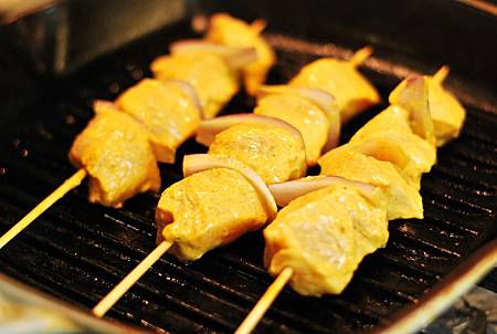 當吃膩了烤肉醬:優格烤雞肉串佐奶油薑黃飯 Yogurt Chicken Kabobs w/ Turmeric Rice