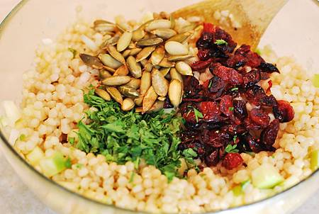 大餐間的小輕食:烤南瓜庫斯庫斯溫沙拉 Roasted Delicata Squash w/ Couscous Salad
