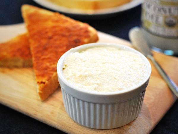 古早味手作最高！椰香奶酥抹醬＆奶酥厚片 Coconut Cream Spread on Toast