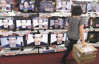 電視新聞報導日本首相菅直人打贏民主黨黨魁保衛戰，吸引消費者注目。菅直人雖保住首相寶座，但仍面臨如何提振經濟的挑戰。（路透）.jpg