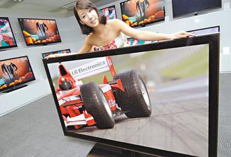 樂金電子13日在南韓展示號稱全球最大的72吋3D電視。（歐新社）.jpg