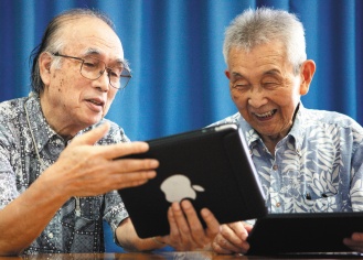 蘋果公司的iPad平板電腦操作簡便，頗受老年人喜愛，在主要國家高齡人口愈來愈多的趨勢下，蘋果獲利潛力無窮。（彭博資訊）.jpg