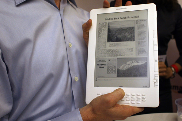 Members of the media are given a demonstration of the new Kindle DX.bmp