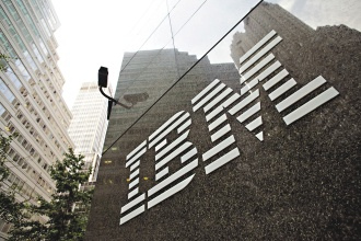 IBM上季盈餘比前年同期成長8.7%至48.1億美元，優於市場預期，並上修2010年獲利展望，顯示企業的科技支出開始全面回升。Bloomberg.bmp