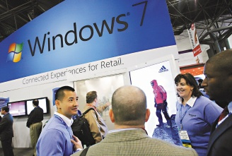 微軟於全美零售業協會展示新推出的Windows 7作業系統。Windows 7讓微軟上季繳出亮麗成績，卻無力拉抬個人電腦製造商的營收。（美聯社）.bmp