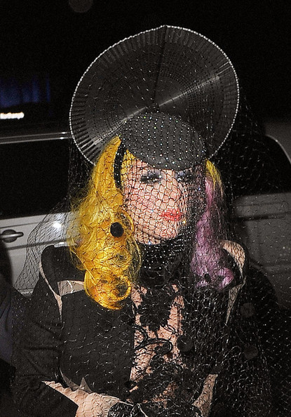 Gaga+cage+skirt+MtM4lYgbQlml(Lady Gaga at Buddah Bar ).jpg