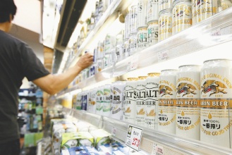日本今年炎夏高溫，為啤酒等商品帶來大利多。飲料業者麒麟控股公司宣布，將以近10億美元的價碼收購新加坡星獅集團約15%股權。（彭博資訊）.jpg