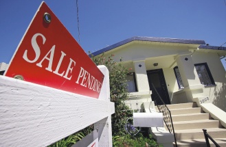 房市泡沫化造成美國屋主陷入將近四兆美元的抵貸債務。圖為加州奧克蘭市一棟待售的住宅。美聯社.jpg