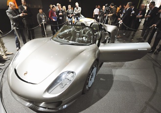 消息人士透露，這款3月在日內瓦車展亮相的油電混合跑車918 Spyder可能要賣50萬歐元（63萬美元），將成為保時捷公司史上最貴的車款。（彭博資訊）.jpg