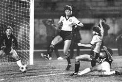 木蘭隊揚威▲1984年國際女子足球邀請賽，木蘭隊對西德隊的奮戰場面。（本報資料照片）.jpg