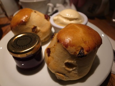 Harrods的scone(司康)塊頭大.jpg