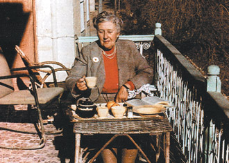 克莉絲蒂在巴格達家中的陽台上吃早餐，遠眺底格里斯河。.jpg