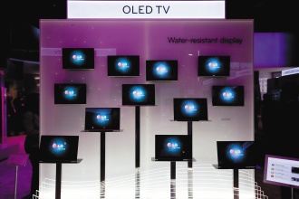 樂金與三星看好OLED將在五年內取代LCD成為主流，雙雙大舉擴產。（彭博資訊）.jpg