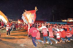 祭典不走味巴斯達隘是賽夏族重要的祭典（下圖），招攬不少觀光客，但周邊攤位如雨後春筍，引起爭議，左圖為賽夏族小朋友流連祭場旁彈珠台。（本報資料照片 唐嘉邦、高有智攝）.jpg