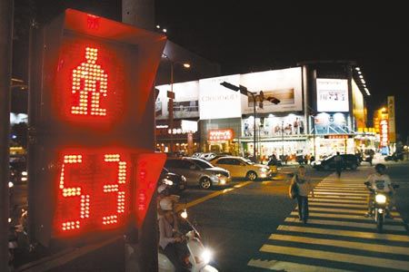 省電齊步走 　▲全台交通號誌燈9月30日全面換成LED燈，LED交通號誌燈比傳統白熾燈節電達85%，估計全國每年可省2.47億度電、減少二氧化碳排放15.12萬噸。