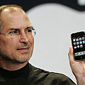 賈伯斯說你會愛上，果然大家都愛上了，蘋果推出的iPhone，短短4年之內就成為手機之王。賈伯斯：「只要滑過去，砰！」