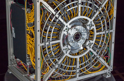 (法新社巴黎20日電) 美國工程師製作出1台床頭櫃大小的10億畫素(gigapixel)相機原型AWARE-2,單張照片解析度是目前百萬畫素相機的1000倍。 開發人員表示,AWARE-2不是世界第1台10億畫素相機,但卻是同類相機中最小、最快速的。它為改善機場安全、軍事監視甚至網路運動賽事報導開拓新局。 畫素是數位影像的1個光點,聚集後形成圖片。 目前相機拍出的照片是以百萬畫素(megapixel)計算,一般消費性相機畫素多在800到4000萬之間。 今日多數的10億畫素圖片是以多張百萬畫素圖片數位合成。 計畫成員布雷迪(David Brady)告訴法新社:「我們的相機不到1/10秒就可記錄1張10億畫素照片。」 10億畫素照相技術可捕捉人類肉眼無法看見的細節,拍完再放大觀察也依舊清晰。(譯者:中央社徐嘉偉) (法新社巴黎20日電) 美國工程師製作出1台床頭櫃大小的10億畫素(gigapixel)相機原型AWARE-2,單張照片解析度是目前百萬畫素相機的1000倍。 開發人員表示,AWARE-2不是世界第1台10億畫素相機,但卻是同類相機中最小、最快速的。它為改善機場安全、軍事監視甚至網路運動賽事報導開拓新局。 畫素是數位影像的1個光點,聚集後形成圖片。 目前相機拍出的照片是以百萬畫素(megapixel)計算,一般消費性相機畫素多在800到4000萬之間。 今日多數的10億畫素圖片是以多張百萬畫素圖片數位合成。 計畫成員布雷迪(David Brady)告訴法新社:「我們的相機不到1/10秒就可記錄1張10億畫素照片。」 10億畫素照相技術可捕捉人類肉眼無法看見的細節,拍完再放大觀察也依舊清晰。(譯者:中央社徐嘉偉)