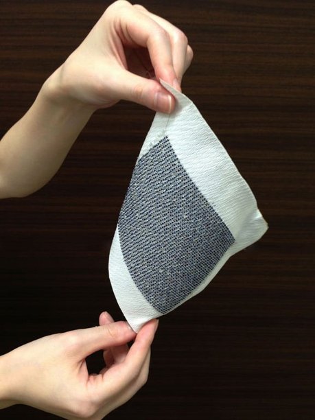 日本研究人員今天推出真正能「照亮生命」的全新科技衣。這些衣服是由太陽能電池布料製成,讓穿著衣服的民眾能隨時隨地取得電力。 這種布料是由微細球狀太陽能電池縫製而成。民眾可以靠這種衣服替手機或其他電子產品充電。 不過研發人員也承認,布料上市前,還有很多工作要做。 日本福井縣工業技術中心的人員表示:「我們在商業化前,還有些問題要解決。像是導線塗覆和布料耐久性等。」 研究人員並指出:「但已經有電子廠商、窗簾業者等對我們的產品有興趣的廠商,跟我們接洽。」 自去年311東日本大地震與海嘯引發核災後,日本積極尋找替代性能源。太陽能發電也因此在日本重新掀起風潮。(譯者:中央社蕭倩芸) 日本研究人員今天推出真正能「照亮生命」的全新科技衣。這些衣服是由太陽能電池布料製成,讓穿著衣服的民眾能隨時隨地取得電力。 這種布料是由微細球狀太陽能電池縫製而成。民眾可以靠這種衣服替手機或其他電子產品充電。 不過研發人員也承認,布料上市前,還有很多工作要做。 日本福井縣工業技術中心的人員表示:「我們在商業化前,還有些問題要解決。像是導線塗覆和布料耐久性等。」 研究人員並指出:「但已經有電子廠商、窗簾業者等對我們的產品有興趣的廠商,跟我們接洽。」 自去年311東日本大地震與海嘯引發核災後,日本積極尋找替代性能源。太陽能發電也因此在日本重新掀起風潮。(譯者:中央社蕭倩芸)