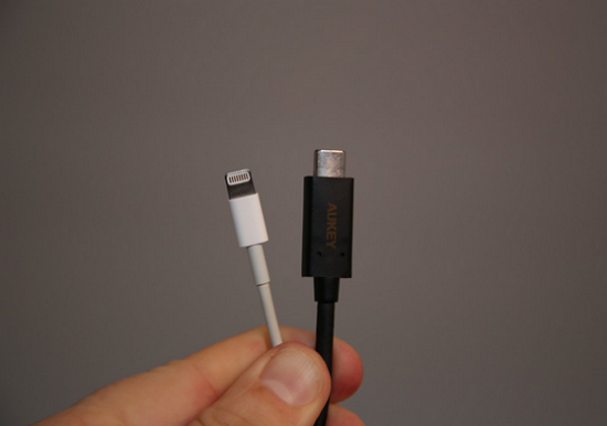 USB-C 介面與 Micro-USB 大小相近，8.4 mm x 2.6 mm。從圖片上看，體積要比 Lightning 介面要稍微大一點，但相差也不遠：