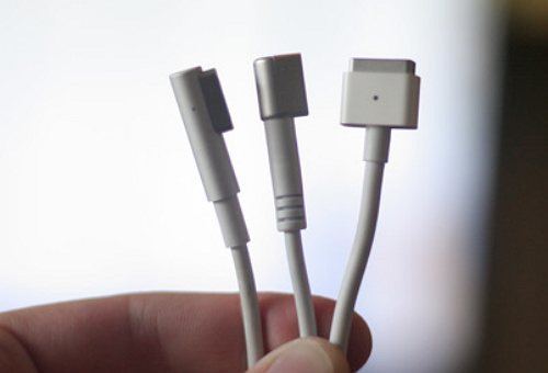 為什麼 USB-C 可以取代 MagSafe 以及 ThunderBolt？  最關鍵的地方是 USB 3.1 規範規定，USB 3.1 介面可以支援 3 段電壓，而且最高支援 100W 功率輸出。而蘋果筆記型電腦當中，對電源功率要求最高的是 Retina MacBook Pro 以及 15 寸和 17 寸 MacBook Pro，功率 85W。所以，USB-C 完全可以滿足 MacBook 對電力的需求。