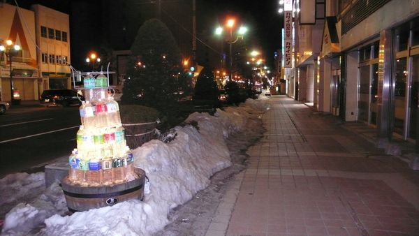 一路上沒有下雪,但走道兩旁都是雪堆(路燈用保特瓶作的)