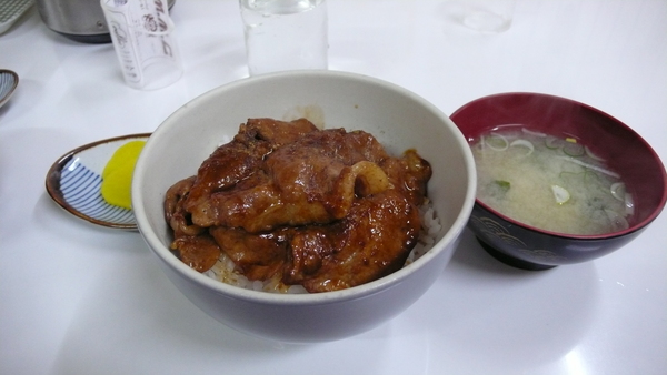 今天的午餐..釧路車站的豬肉丼..很便宜哦...