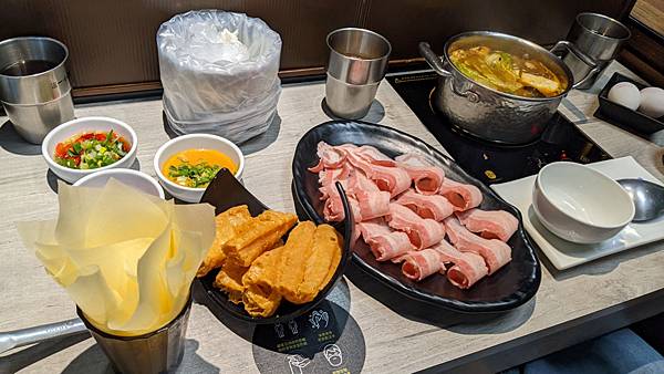 [食記] 【松山車站】濃郁順口老火鍋湯底 這一小鍋