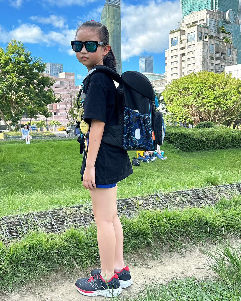 學院風守護海洋系列超輕量護脊書包-3.jpg