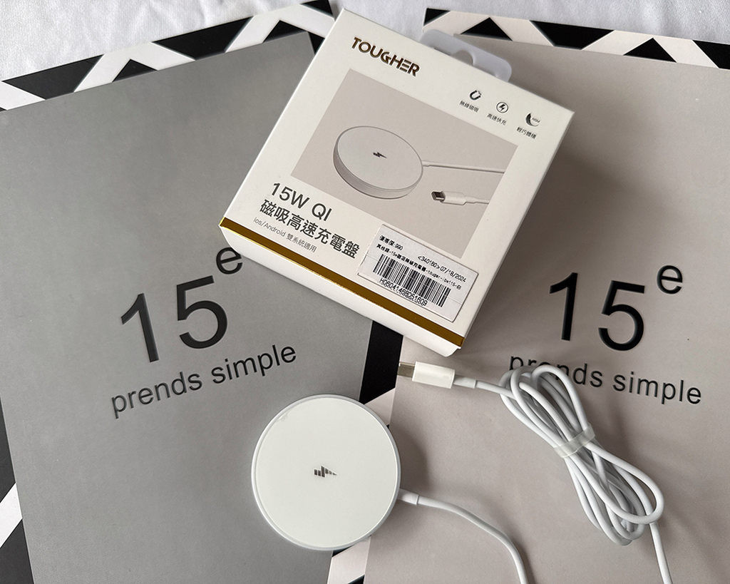 Tougher 15W Qi 磁吸高速充電盤1.jpg